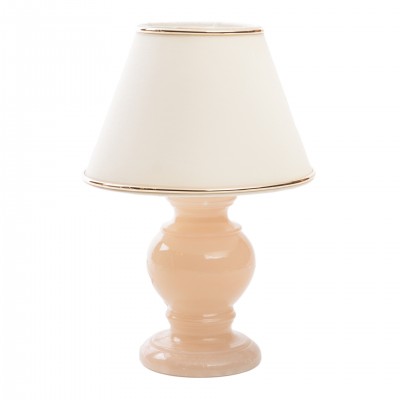 Lampka w stylu angielskim, w kolorze brzoskwiniowym.